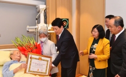 Nguyên Chủ tịch nước Trần Đức Lương nhận Huy hiệu 65 năm tuổi Đảng