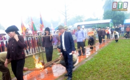 Thi kéo lửa nấu cơm cần, kéo co tại lễ hội đền Trần Thái Bình