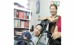 Hơn 30 năm đồng hành cùng người con tàn tật