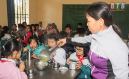 Để bữa cơm bán trú an toàn cho học sinh