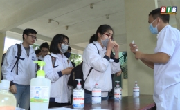 Học sinh lớp 12 phấn khởi khi trở lại trường