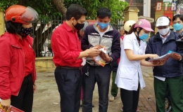 Đông Hưng: Phát 10.000 khẩu trang miễn phí cho người dân