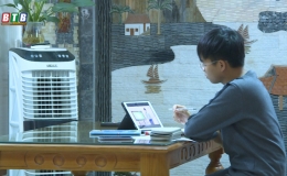 Ngày đầu tiên học sinh lớp 9, lớp 12 học trực tuyến