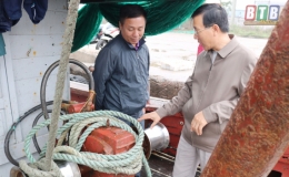 Chung tay cùng ngư dân vươn khơi, bám biển