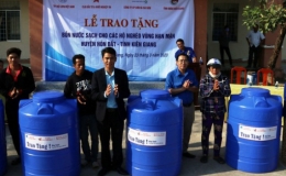 Tặng bồn chứa nước sạch cho hộ nghèo ven biển Hòn Đất
