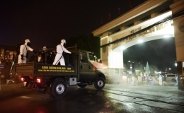 Quân đội khử khuẩn Bệnh viện Bạch Mai