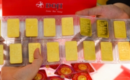 Giá vàng giảm, USD tự do vượt 24.000 đồng