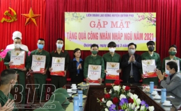 Liên đoàn Lao động huyện Quỳnh Phụ gặp mặt, tặng quà công nhân nhập ngũ