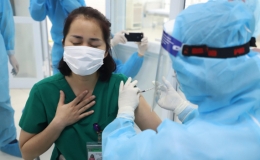 Sức khỏe những cán bộ y tế tiêm vaccine Covid-19 đầu tiên ổn định