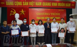 Trao 15 suất học bổng cho trẻ em có hoàn cảnh đặc biệt khó khăn