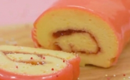 Tự làm bánh kem cuộn dâu chocolate thơm mềm
