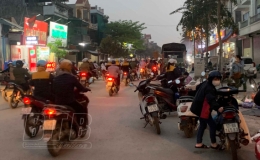 Đường Doãn Khuê: Giao thông lộn xộn, họp chợ dưới lòng đường