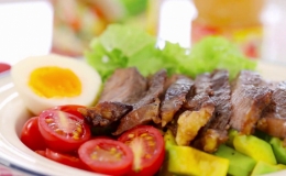 Lạ miệng salad bò bít tết trộn bơ
