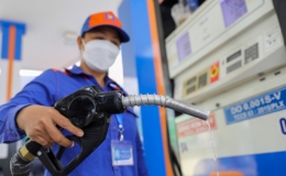 Mỗi lít xăng giảm hơn 600 đồng
