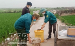 Hưng Hà: Hỗ trợ 800 lít hóa chất thực hiện “Tháng vệ sinh tiêu độc khử trùng phòng, chống dịch bệnh cho đàn gia súc, gia cầm”