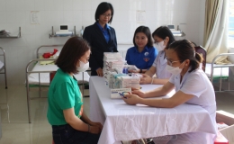 Khám sức khoẻ, cấp thuốc miễn phí, tặng quà cho phụ nữ có con, cháu bị bại não