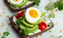 Món sandwich bơ trứng giàu dinh dưỡng cho bữa sáng