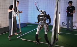 Robot hình người di chuyển nhanh nhất thế giới