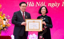 Chủ tịch Quốc hội Vương Đình Huệ nhận Huy hiệu 40 năm tuổi Đảng