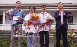 Khen thưởng nhóm học sinh đạt giải tại cuộc thi khoa học kỹ thuật cấp quốc gia học sinh trung học năm học 2023-2024