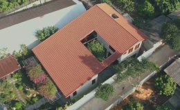 Nhà ngói đỏ 200m2 khoét mái làm vườn cây