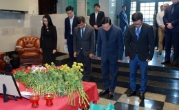 Phó Thủ tướng Trần Hồng Hà ghi sổ tang chia buồn tại Đại sứ quán Nga