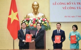 Trao Nghị quyết của Ủy ban Thường vụ Quốc hội về công tác cán bộ