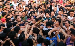 Chen lấn nghẹt thở giằng cây bông cầu may