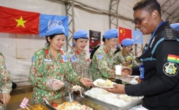 Nữ nhân viên “mũ nồi xanh” lan tỏa hình ảnh đẹp của phụ nữ Việt Nam với bạn bè quốc tế
