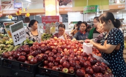 Táo Pháp 40.000 đồng một kg tràn vào siêu thị