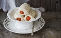 Bữa sáng với bánh bao cuộn xúc xích