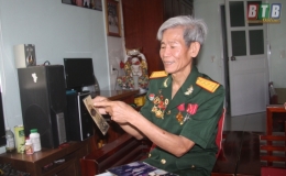 Người cắm cờ và 823 ngày trong Trại Đa-vít