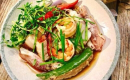 Nghỉ lễ trổ tài nấu món bún mắm của người miền Tây