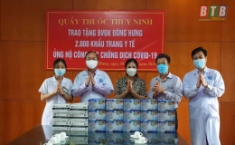 Trao tặng 3.000 găng tay và khẩu trang y tế cho các đơn vị y tế huyện Đông Hưng