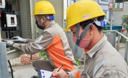 Điện lực Thái Bình: Phục vụ khách hàng mùa nắng nóng