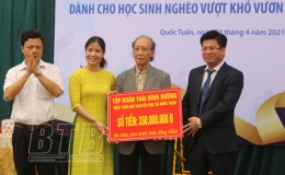 Tập đoàn Thái Bình Dương: Trao tặng 350 triệu đồng cho quỹ khuyến học xã Quốc Tuấn