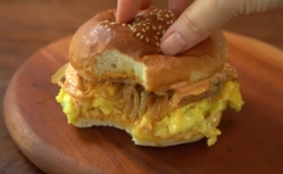 Cách làm bánh burger trứng đậm đà
