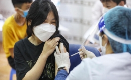 Chiều 9/4: Tỷ lệ bao phủ vaccine phòng Covid-19 mũi 3 cho người trên 18 tuổi ở nước ta khoảng 50%