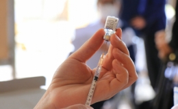 Tiêm vaccine phòng COVID-19 cho trẻ, cha mẹ cần chuẩn bị gì?