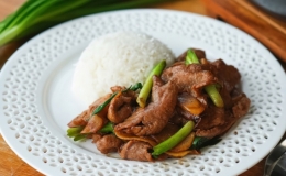Cách xào thịt bò với gừng hao cơm
