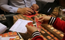 Giá vàng trong nước ngược dòng thế giới