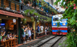 Hà Nội yêu cầu không tổ chức tour đến phố cà phê đường tàu