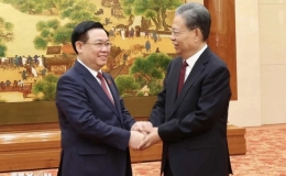 Chủ tịch Quốc hội Vương Đình Huệ hội đàm và ký thỏa thuận hợp tác với Ủy viên trưởng Nhân đại toàn quốc Trung Quốc Triệu Lạc Tế