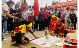 Hội thi giã bánh dầy tại lễ hội Tiên La