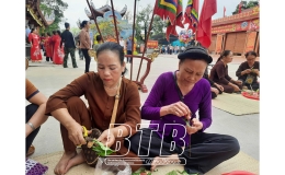 Hội thi têm trầu cánh phượng tại lễ hội Tiên La
