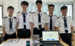 Sinh viên làm hộp thông minh chỉ dẫn hành khách ở sân bay