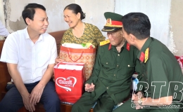 Tiền Hải: Thăm, tặng quà chiến sĩ tham gia chiến dịch Điện Biên Phủ