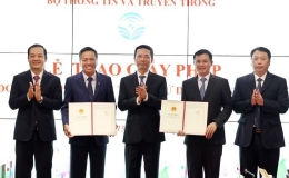 Trao giấy phép thiết lập mạng viễn thông công cộng di động mặt đất 5G cho Viettel và VNPT