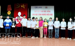 Trao học bổng của Quỹ EDF cho học sinh có hoàn cảnh khó khăn tại thành phố Thái Bình