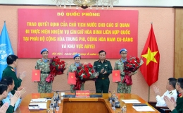 Trao quyết định cho các sĩ quan đi thực hiện nhiệm vụ gìn giữ hòa bình Liên hợp quốc